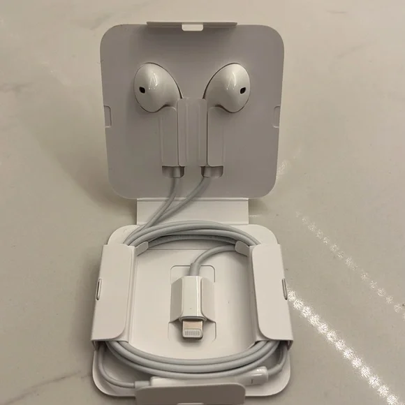 COPY - Apple EarPods Headphones with Lightning Connector (wired) - Picture 2 of 3